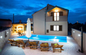 Luxury villa with a swimming pool Pridraga - Cuskijas, Novigrad - 19461